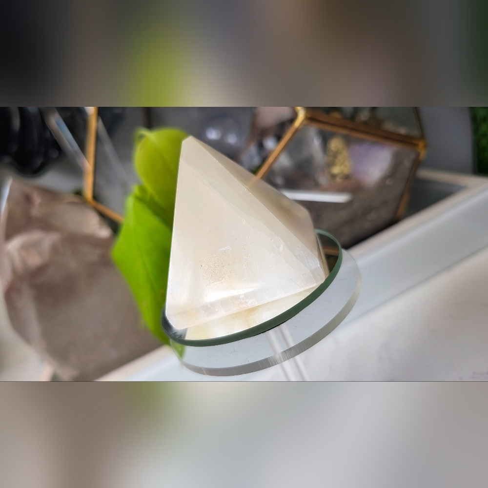 Selenite Crystal Pyramid - Picture 4 of 8